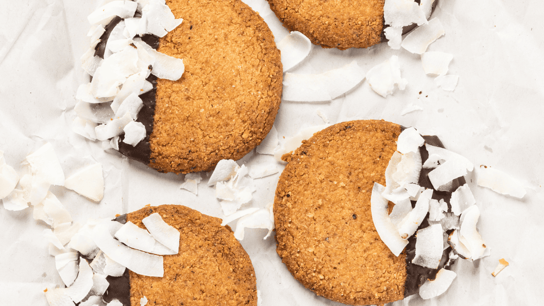 Hormoonproof kerst recept: Amandelkoekjes met pure chocolade en kokos