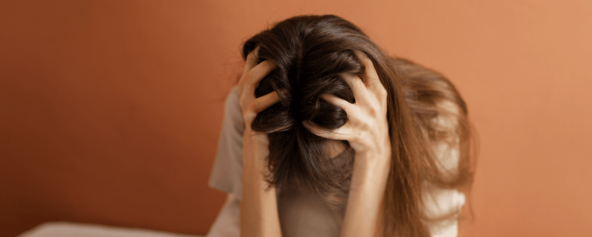 Angstige gevoelens voor je menstruatie: hoe komt het en wat helpt?